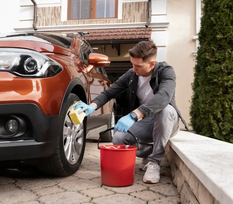 Lavage auto à domicile Chusclan : professionnel intervenant sur un véhicule